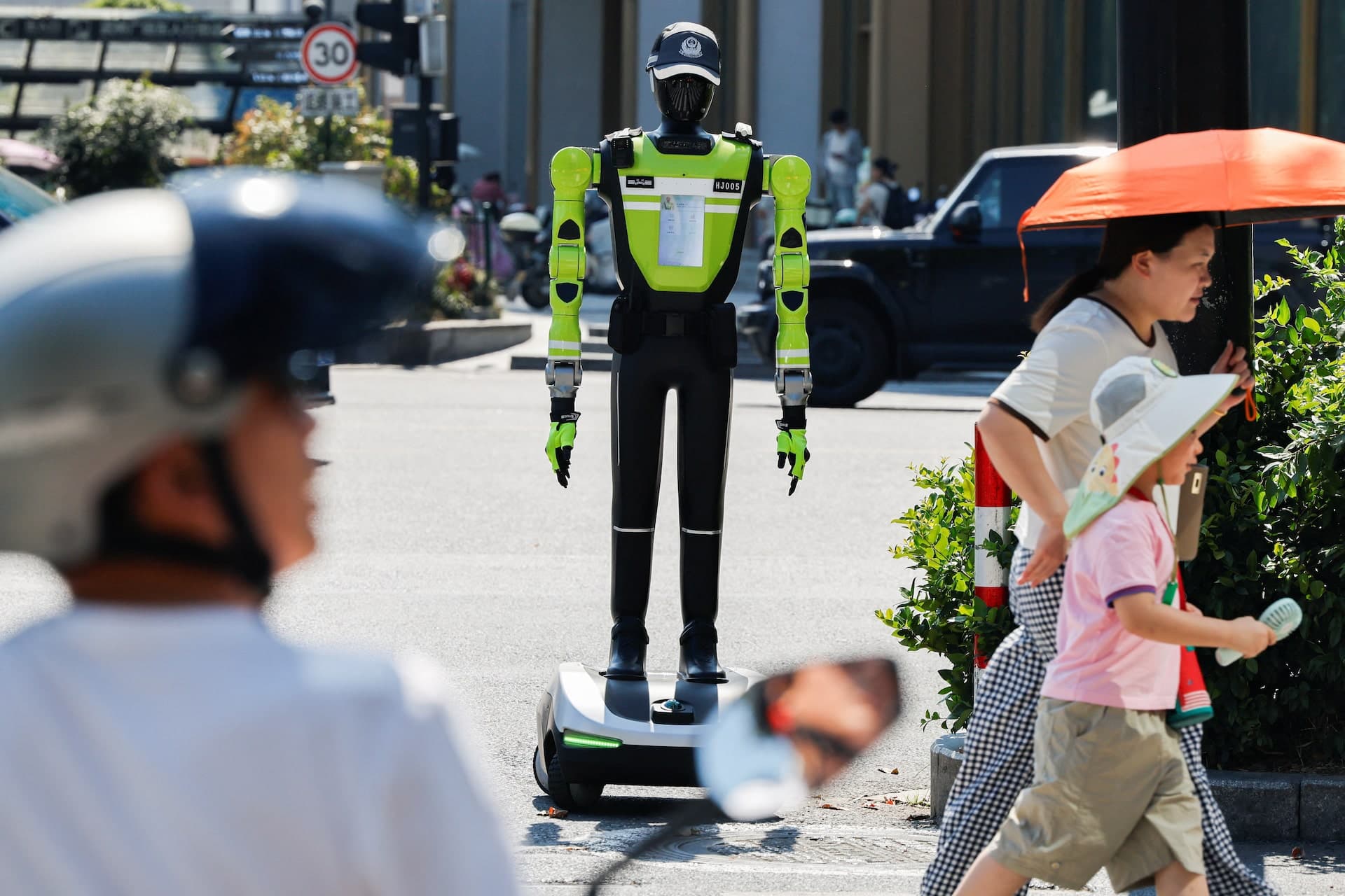Çin'in 'RoboCop'ları iş başında: Trafik robotları yollara çıktı