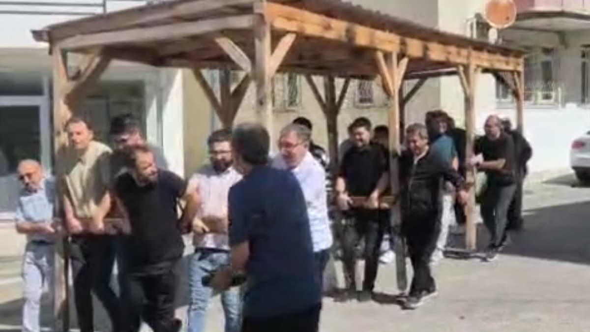 Yıkılacak okulun kamelyasını sırtlayıp yeni okullarına taşıdılar: 19 öğretmenin duygusal vedası
